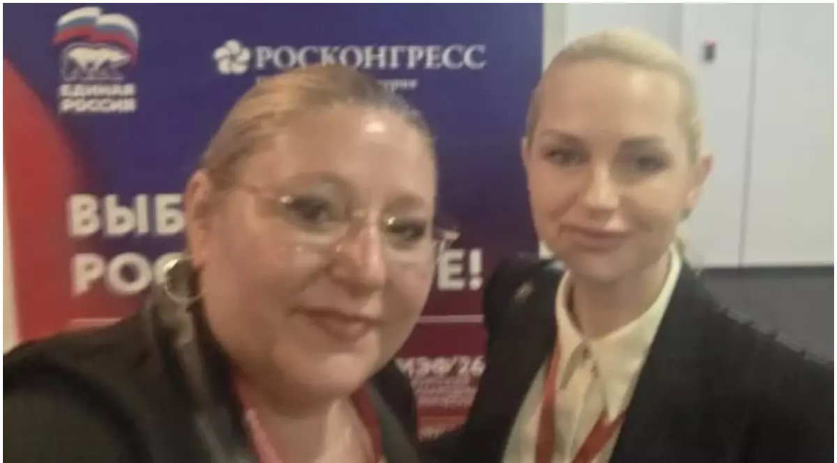 În imagine apar Diana Șoșoacă și Marina Tauber zâmbind împreună într-o fotografie de tip selfie, având în fundal un panou în limba rusă.