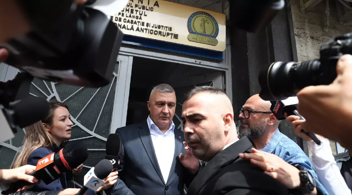 Generalul Vlad Gheorghiță, șeful Statului Major al Apărării din cadrul MApN, în fața sediului DNA