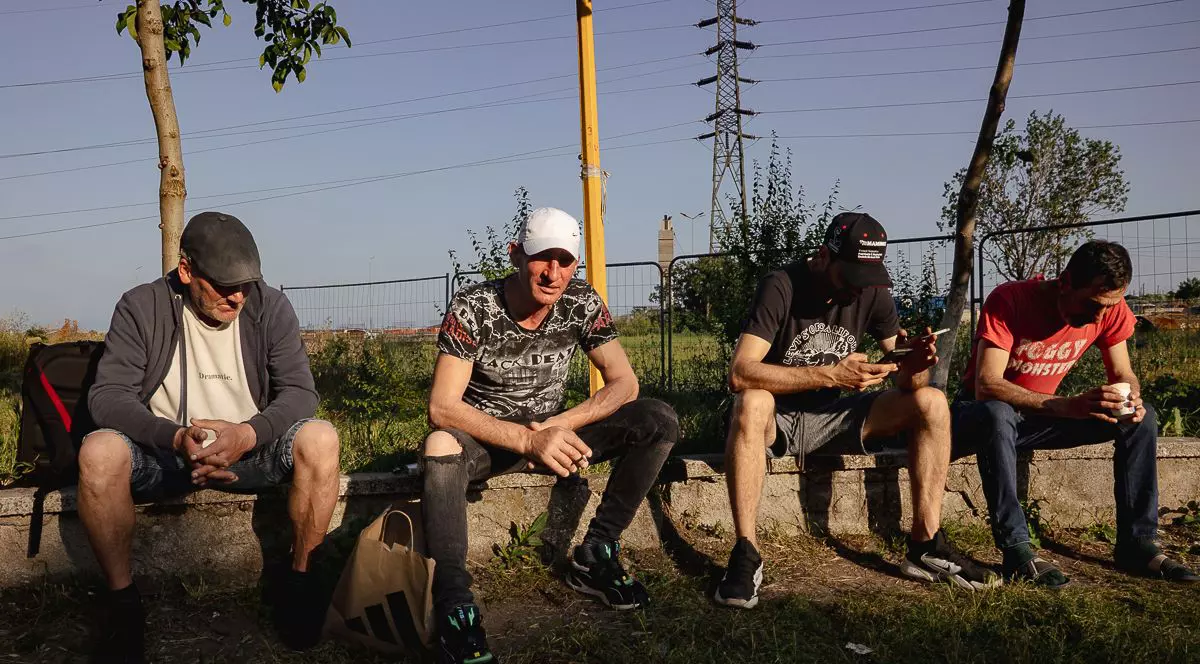 Cetățeni din Constanța stau la umbră și vorbesc despre explozia dronei navale ucrainene