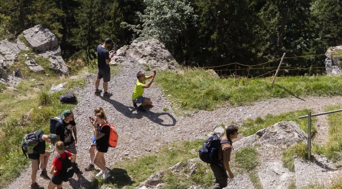 După ce turiștii nudiști au „terorizat” Alpii, noul ghid Lonely Planet avertizează că s-a introdus o lege specială