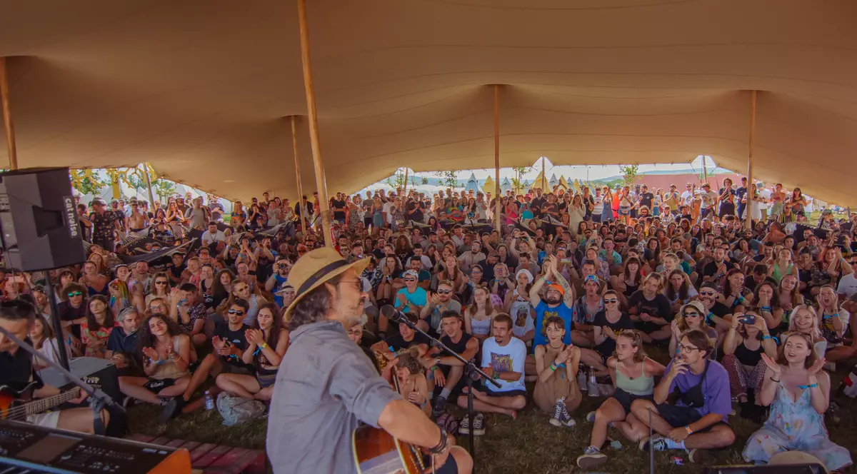Dilema festivalierului: camping sau oraș?