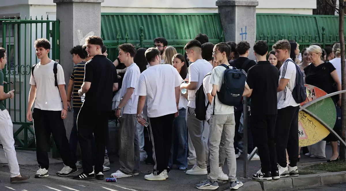 Rezultate BAC 2026 - Imagine cu elevi in faţa unui liceu din Bucureşti