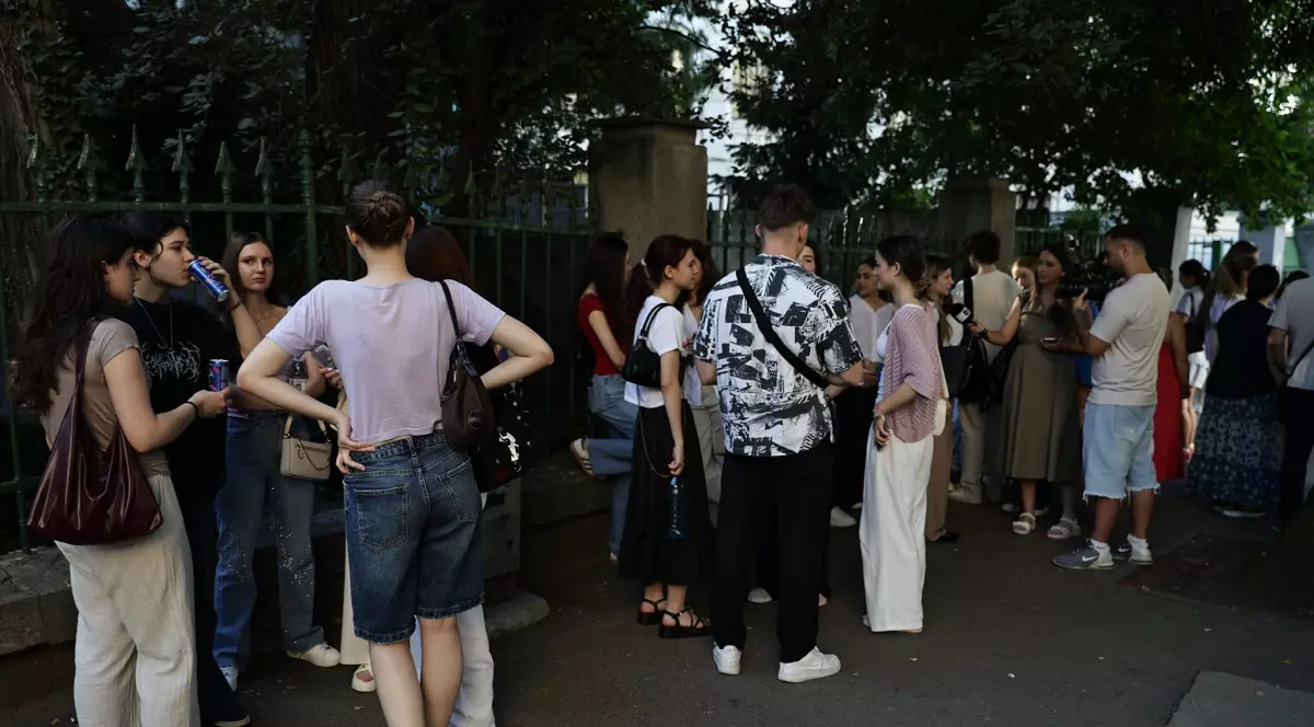 Rezultate BAC 2026 - Imagine cu elevi şi părinţi aşteptând în faţa unui liceu