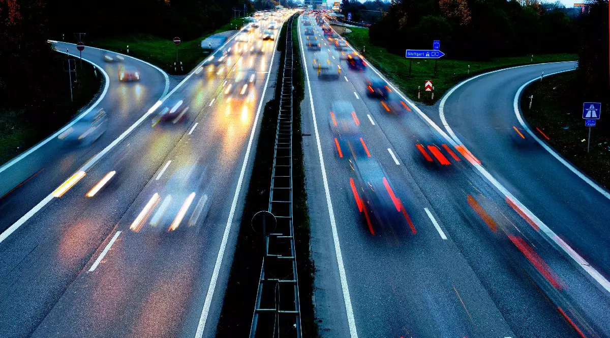 Mașini care circulă cu viteză pe o autostradă