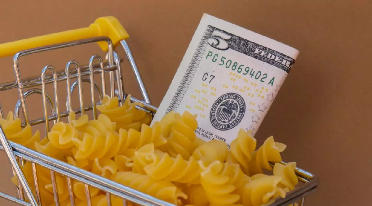 Intr-un carucior de supermarket sunt paste si bani.Când mâncarea este medicament, iar statul o oferă cu porția. Povestea copiilor cu fenilcetonurie care riscă să rămână fără singurul lor tratament