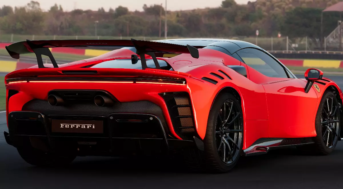 Un Ferrari roșu, parcat cu spatele
