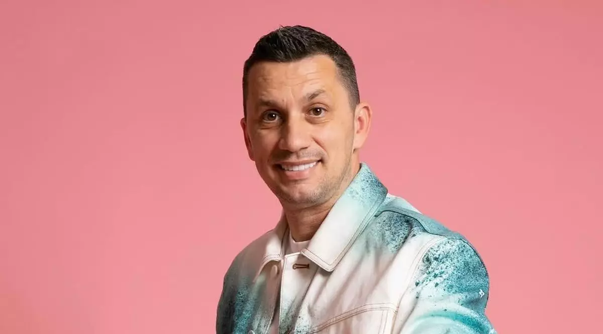 Flick - Domnul Rimă (Sebastian Andrei Filcea) a lansat maneaua „Bacu' la română”