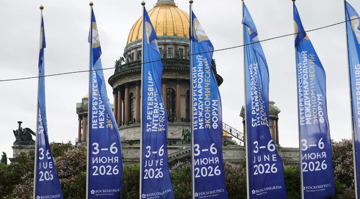În imagine apar bannerele Forumului Economic Internațional de la Sankt Petersburg, amplasate în fața impunătoarei Catedrale Sfântul Isaac, unul dintre simbolurile orașului. Steagurile albastre anunță ediția din 2026 a evenimentului, considerat unul dintre cele mai importante forumuri economice organizate de Rusia.