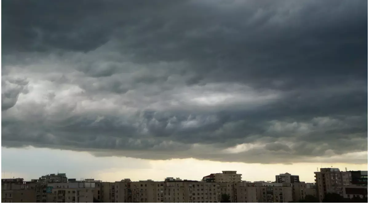Furtună cu nori negri deasupra unor blocuri din București