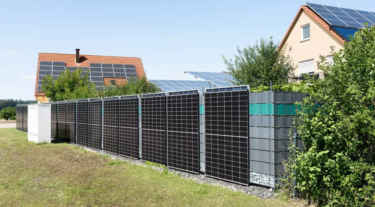 Gard solar modern ca ecran de intimitate în grădină