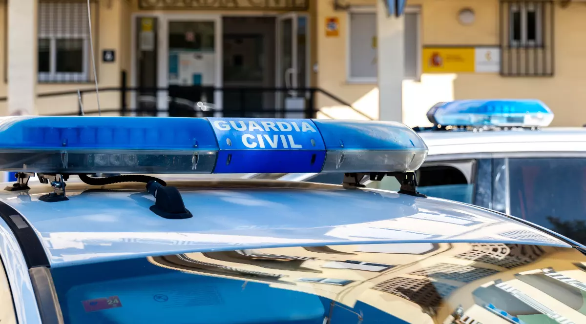 Mașini pe care scrie Guardia Civil, în fața unei secții