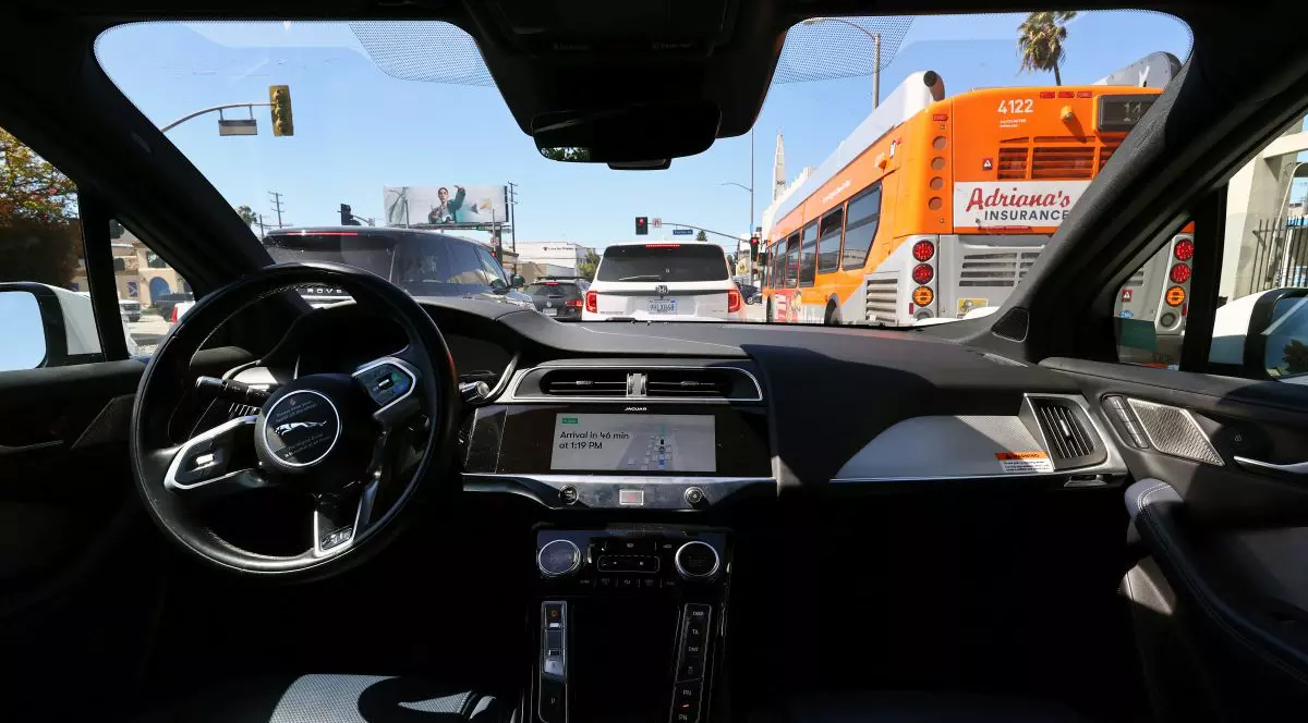 Un robotaxi circulă pe o stradă aglomerată din Los Angeles, SUA, 14 martie 2024