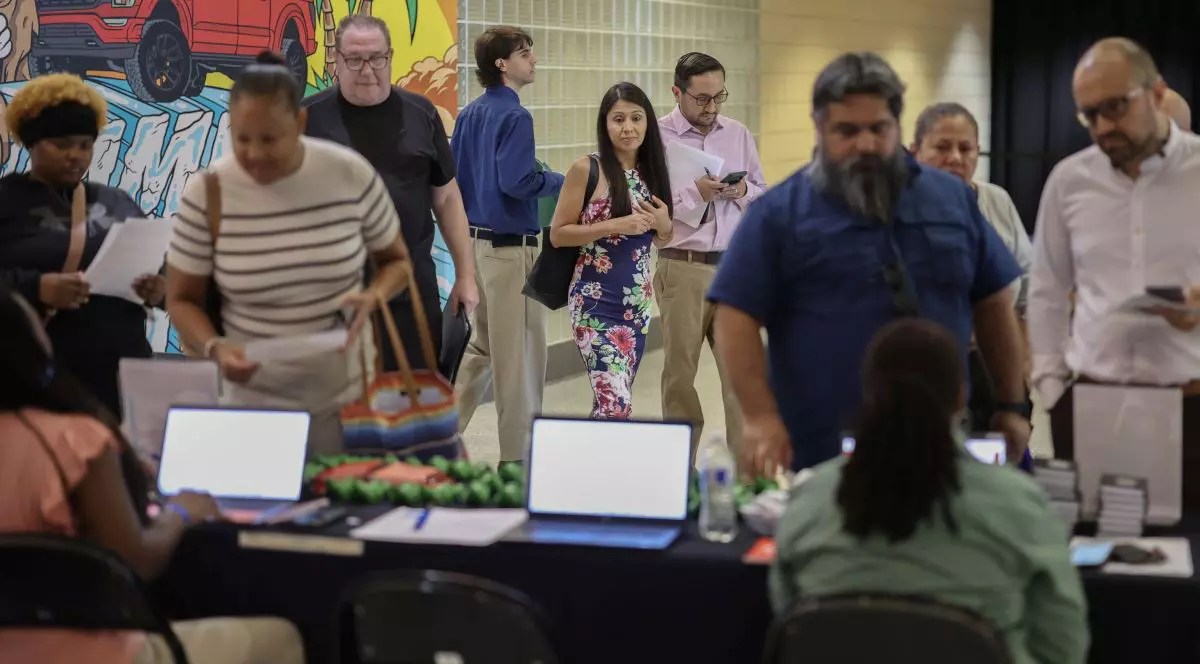 Persoane aflate în căutarea unui loc de muncă participă la Mega JobNewsUSA South Florida Market, care a avut loc în Amerant Bank Arena pe 25 septembrie 2025 în Sunrise, Florida