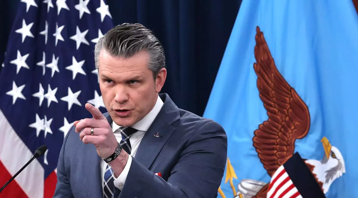 Pete Hegseth vorbește arătând cu degetul, în timpul unei conferințe de presă despre războiul din Iran la Pentagon, pe 19 martie 2026