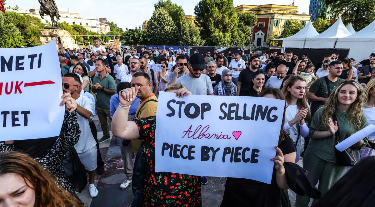 Mii de albanezi au manifestat marți la Tirana, pentru a doua seară consecutivă, pentru a cere transparență în legătură cu un proiect de complex turistic care ar are legătură cu ginerele președintelui american Donald Trump, Jared Kushner.
