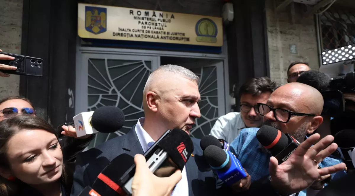 Generalul Vlad Gheorghiță, șeful Statului Major al Apărării din cadrul MApN, în fața sediului DNA