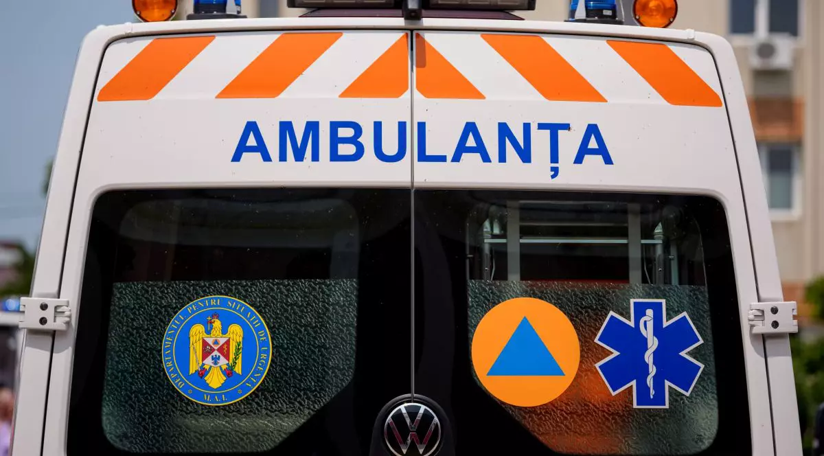 O ambulanță circulă pe o stradă din București, 12 iunie 2025