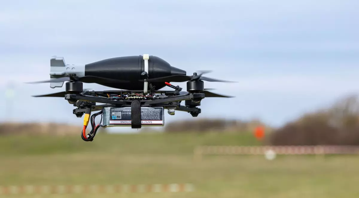 O dronă țintă cu un explozibil fals zboară în timpul unei demonstrații ca parte a „Exercițiului comun de combatere a terorismului” din Schleswig-Holstein, Germania, pe 19 martie 2026