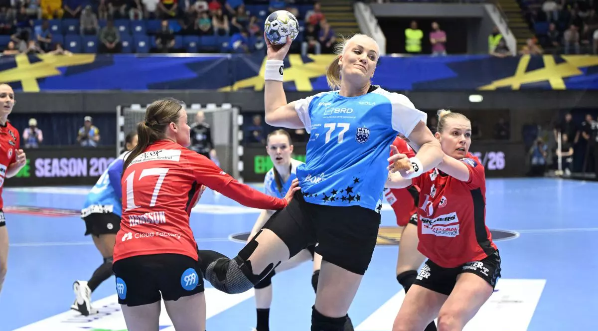 Crina Elena Pintea si Kathrine Brothmann Heindahl in meciul de handbal feminin dintre CSM Bucuresti si Team Esbjerg, din cadrul Ligii Campionilor, desfasurat in Sala Polivalenta Ioan Kunst Ghermanescu din Bucuresti, duminica 26 aprilie 2026. © FOTO:Razvan Pasarica/SPORT PICTURES