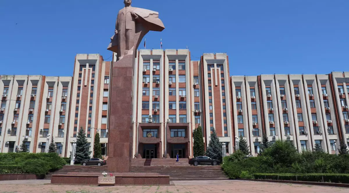 O statuie a lui Lenin se află în fața clădirii parlamentului din Tiraspol, în regiunea separatistă Transnistria, iulie 2021