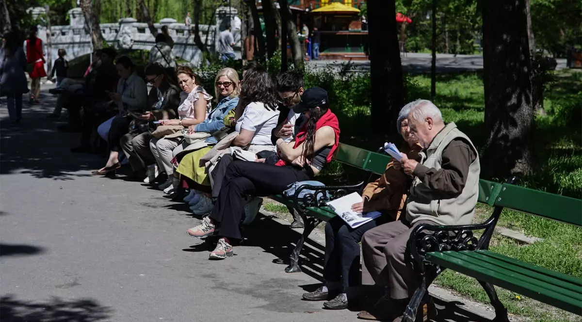 Pensionari, tineri in parc