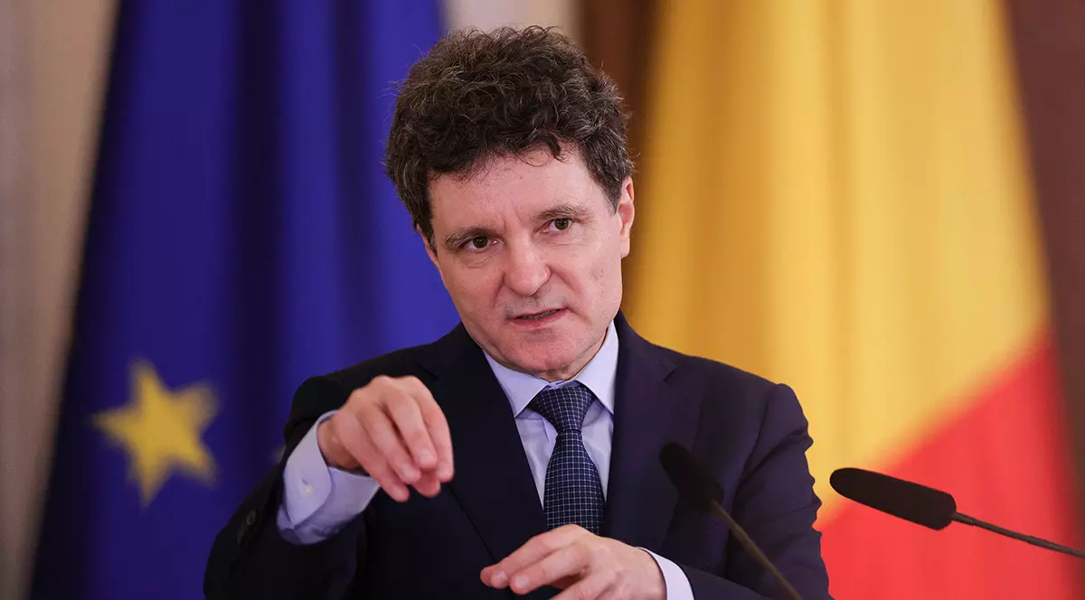 Nicușor Dan îmbrăcat într-un costum negru, cămașă bleu, cravată neagră cu mici puncte albe, explică ceva arătând cu mâinile.