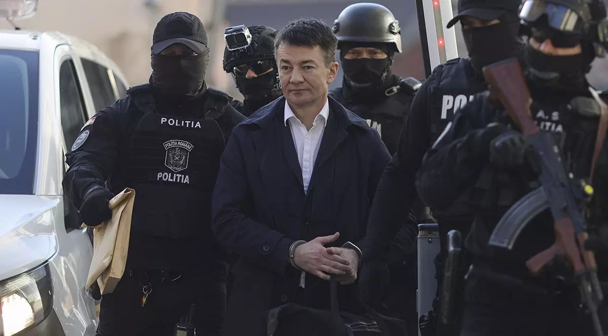 Alexandru Balan, fost director al Serviciului de Informatii si Securitate (SIS) din Moldova, este condus spre masina care il va transporta la granita cu Moldova
