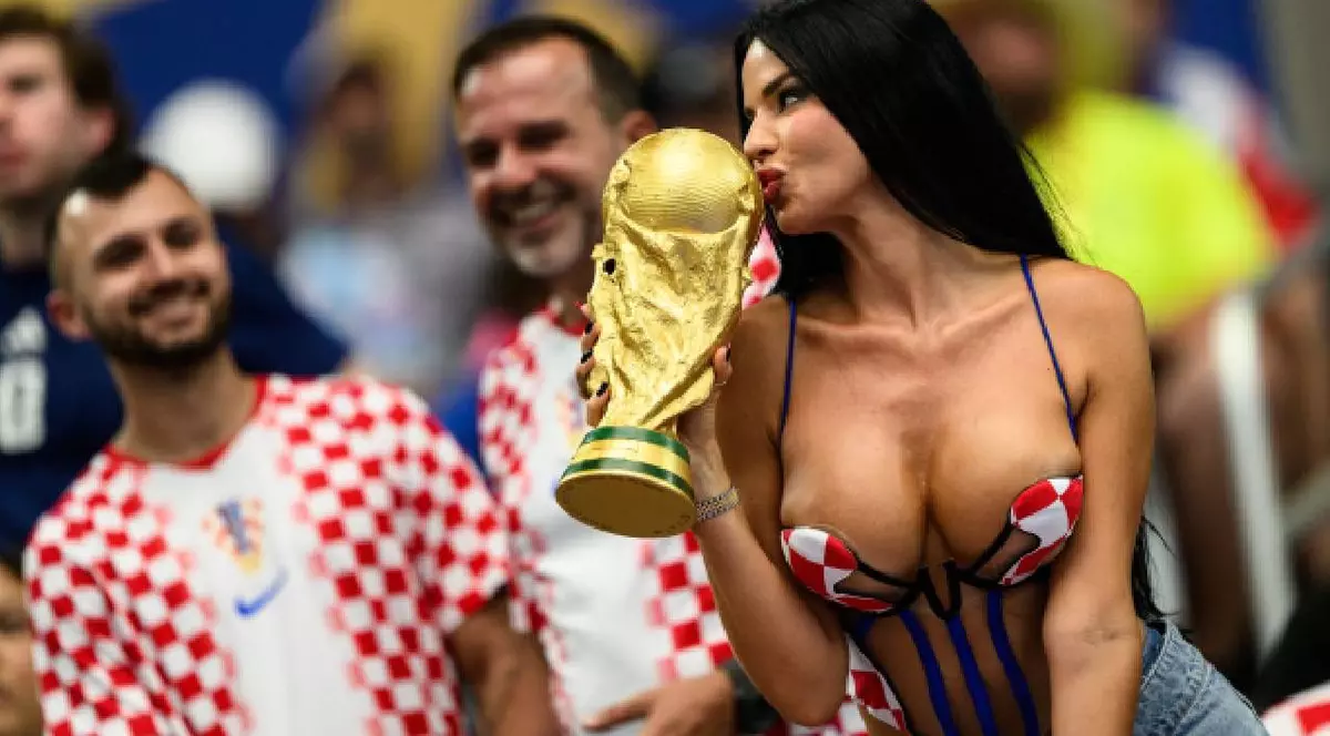 Ivana Knoll sărută o replică a Cupei Mondiale