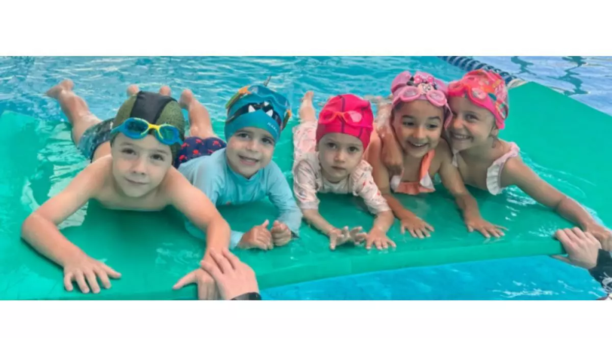 Înotul, sportul care ajută copiii să fie mai sănătoși, mai curajoși și mai disciplinați – povestea Swimming Team