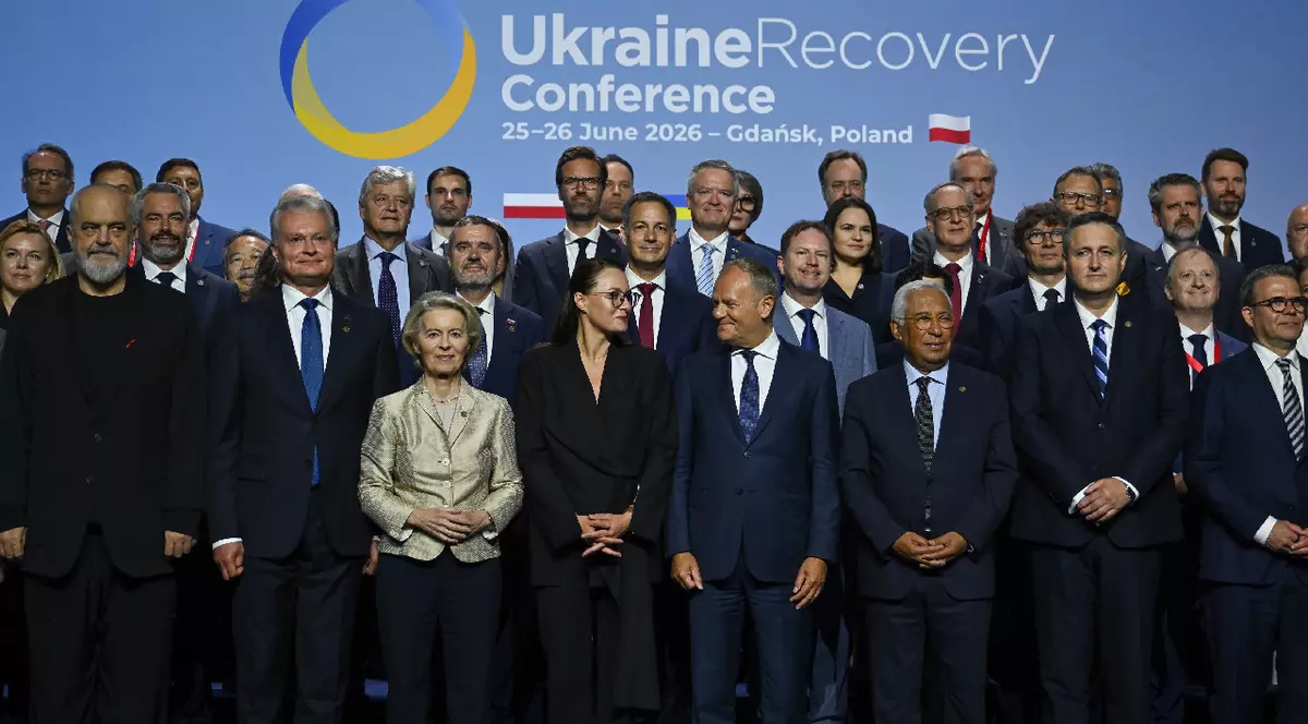 Conferința de redresare a Ucrainei 2026 de la Gdansk În primul rând: Prim-ministrul PolonieiDonald Tusk(CR), Președintele Comisiei EuropeneUrsula von der Leyen(CL) și prim-ministrul ucrainean Iulia Svyrydenko (C), într-o fotografie de grup a participanților la sesiunea plenară de deschidere de la Centrul European de Solidaritate din Gdansk, Polonia, 25 iunie 2026. Conferința de redresare a Ucrainei (URC 2026), cu durata de două zile, începe la Gdansk.