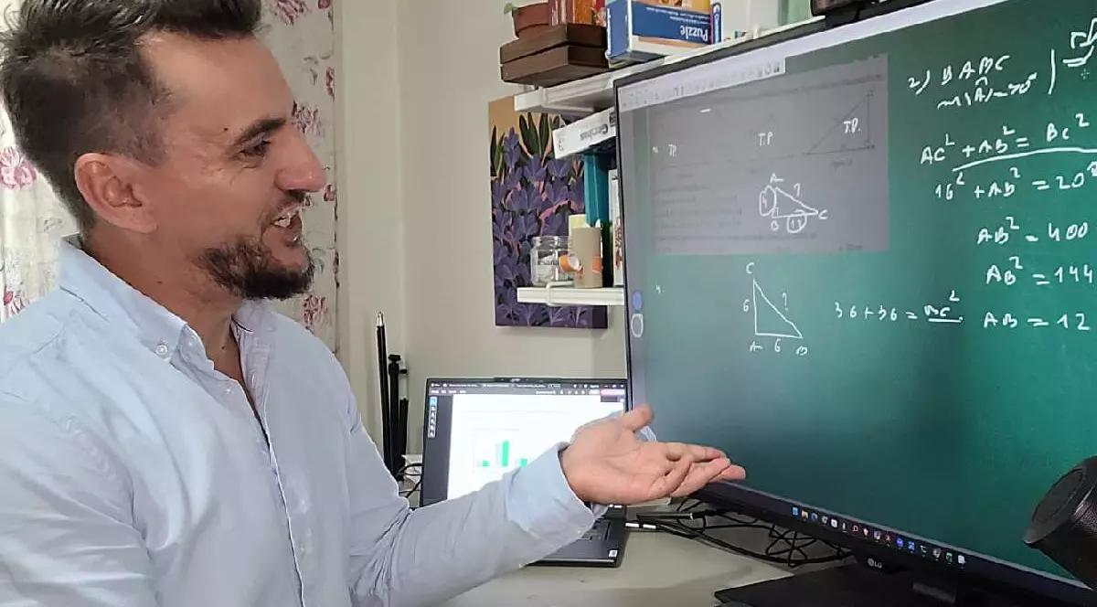 profesor care se afla in fata unui monitor si rezolva exercitii la matematica