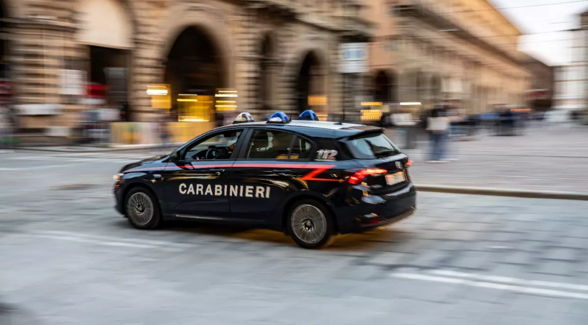O mașină de carabinieri în mișcare
