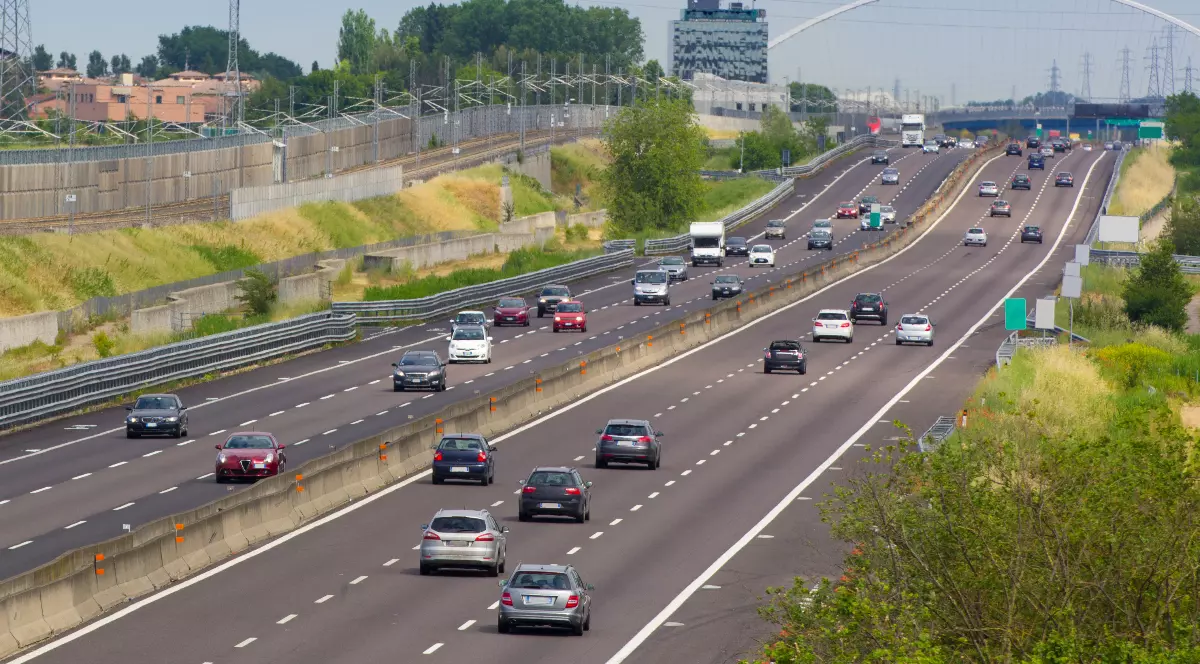 O autostradă cu mai multe benzi pe sens, pe care circulă autoturisme