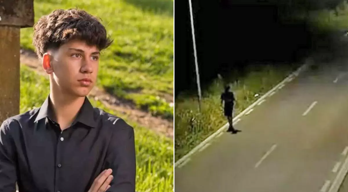 Colaj cu un tanar in camasa neagra si un pieton mergand noaptea pe carosabil