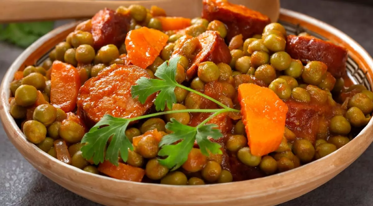 Rețetă de mazăre cu cârnați - Foto Shutterstock