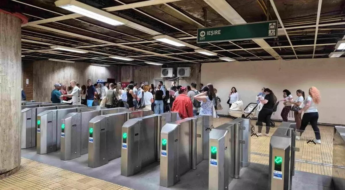 Mai mulți oameni stau la coadă în vestibulul stației de metrou Piața Unirii 1, iunie 2026