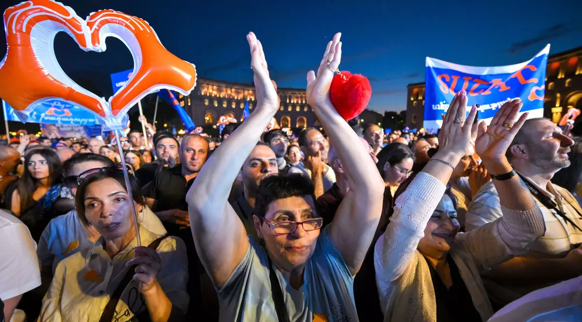 Miting electoral în Armenia. Simpatizanți ai partidului Contractul Civil, condus de premierul Nikol Pașinian Foto: Hepta