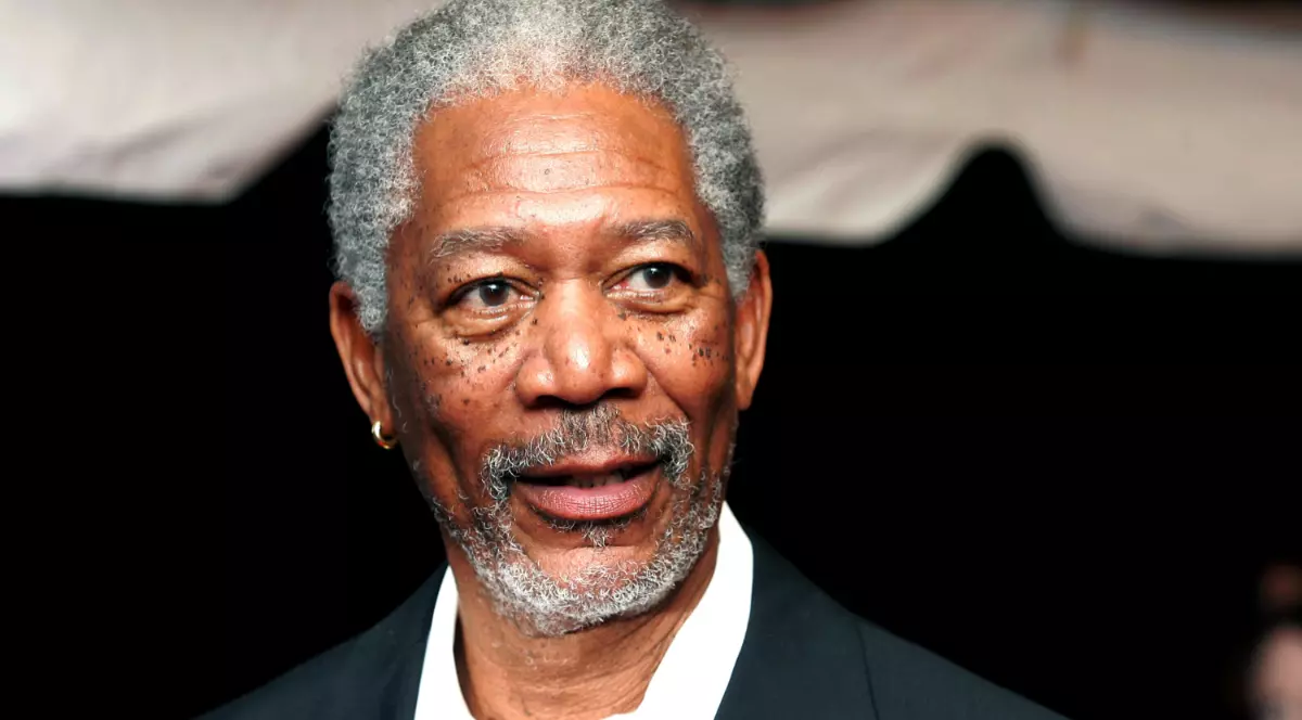 Morgan Freeman în costum negru și cămașă albă.