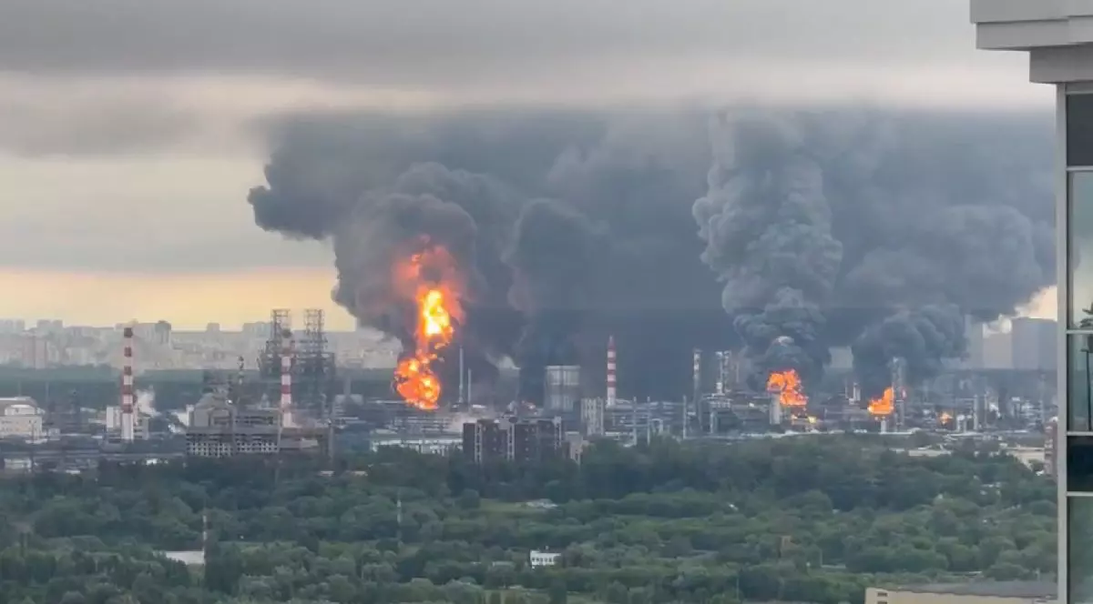 Moscova a fost învăluită astăzi într-un fum negru apocaliptic, după cel mai mare atac al Ucrainei din timpul războiului asupra capitalei ruse, care a vizat principala rafinărie de petrol a orașului, la Kapotnia.