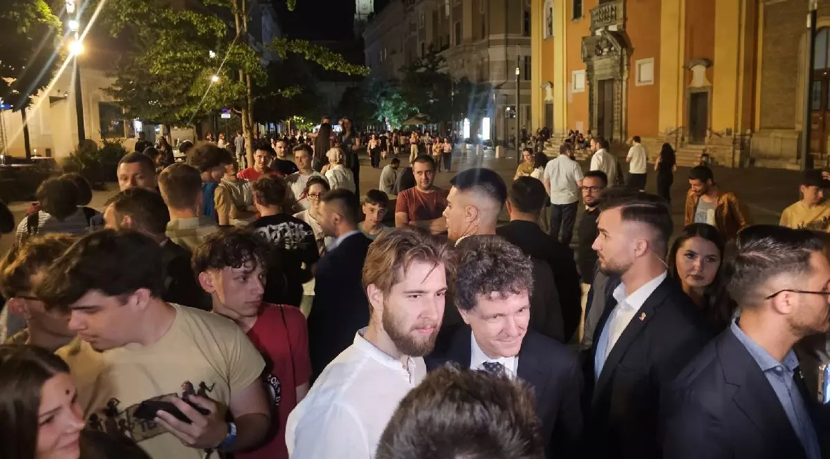 Președintele Nicușor Dan e în mijlocul unui grup de tineri, pe o stradă din Cluj
