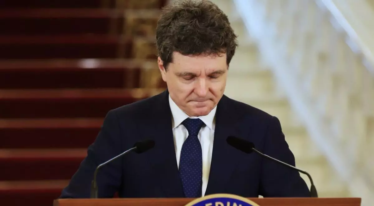 Președintele Nicușor Dan, surprins cu ochii închiși și în timp ce ăși strânge buzele, la o conferință de presă, București, 6 mai 2026