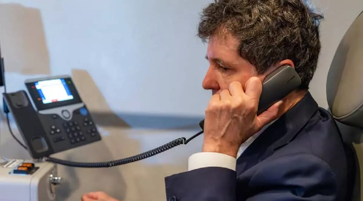 Nicușor Dan vorbește la telefon din avion