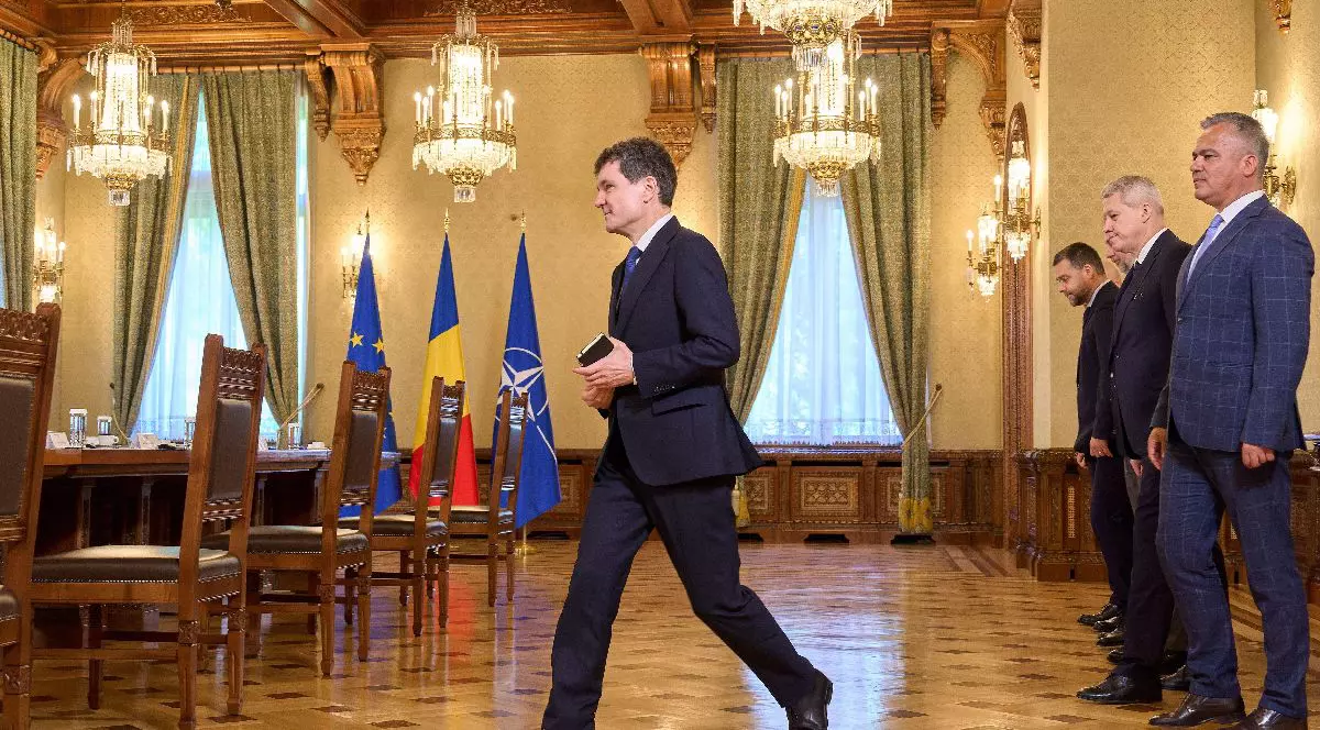 Nicușor Dan merge spre o masă, în spatele lui mai mulți membri PNL