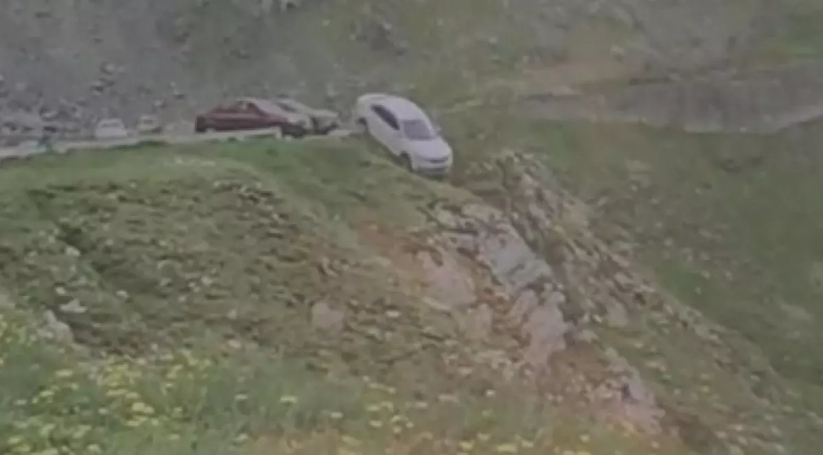 O șoferiță a rămas fără mașină pe Transfăgărășan pentru un selfie