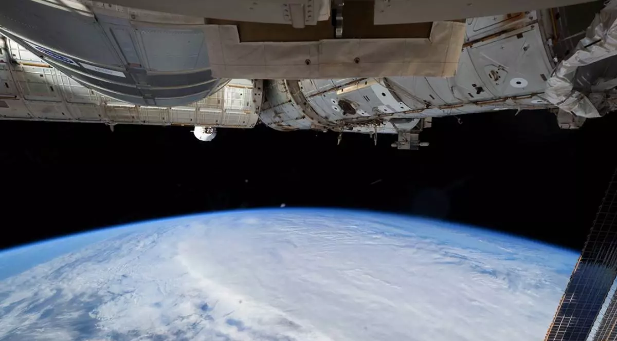 Pământul văzut de la bordul Stației Spațiale Internaționale, aflată la aproximativ 400 de kilometri altitudine. Din spațiu, astronauții pot observa schimbările mari de pe suprafața planetei, inclusiv efectele secetei.