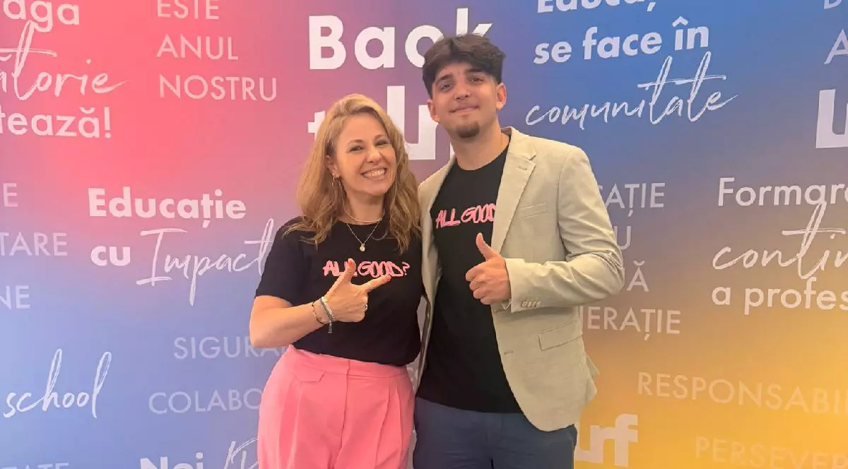 Un tanar, Alec Finta impreuna cu directoarea liceului, Alina Dumitrache. Un elev de 18 ani din București, Alec Finta a lansat „All Good”, aplicația care oferă sprijin psihologic gratuit tinerilor.