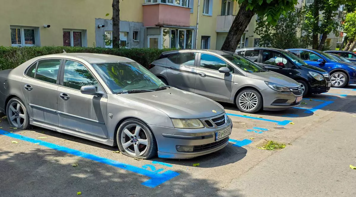 Mai multe masini parcate pe o straduta in Brasov