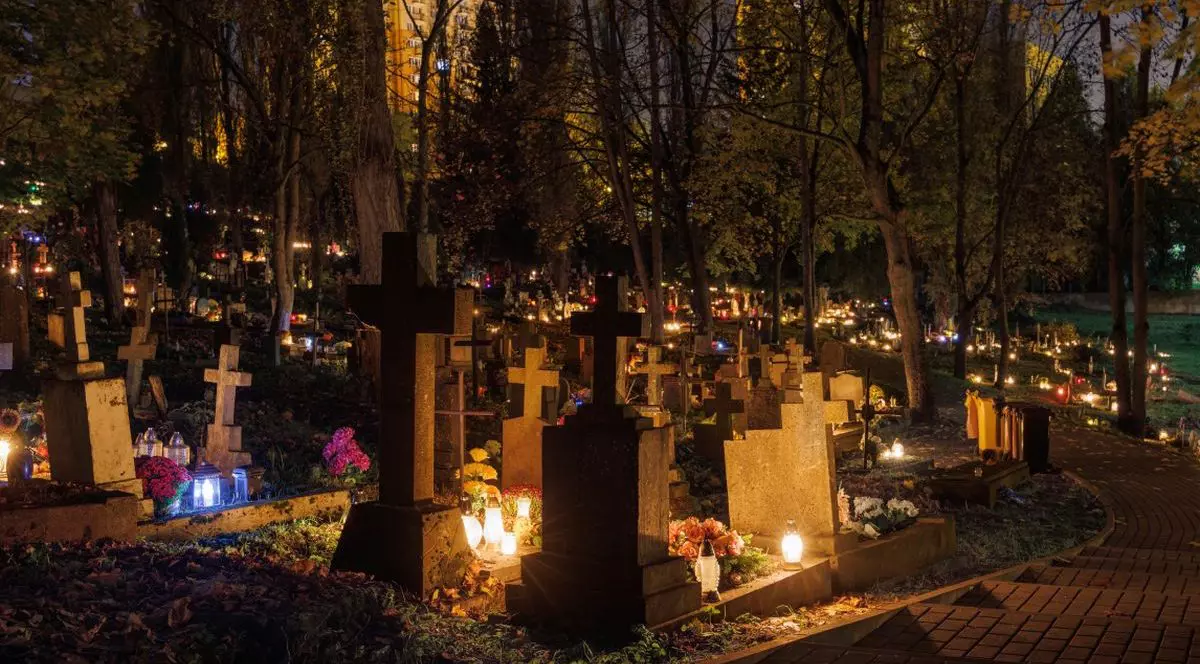 Un cimitir fotografiat noaptea, când sunt lumânări aprinse de Ziua Tuturor Sfinților