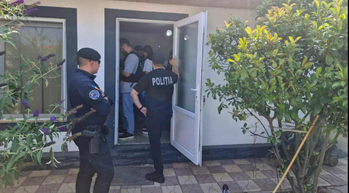 Polițiști care fac percheziții marți, 30 iunie