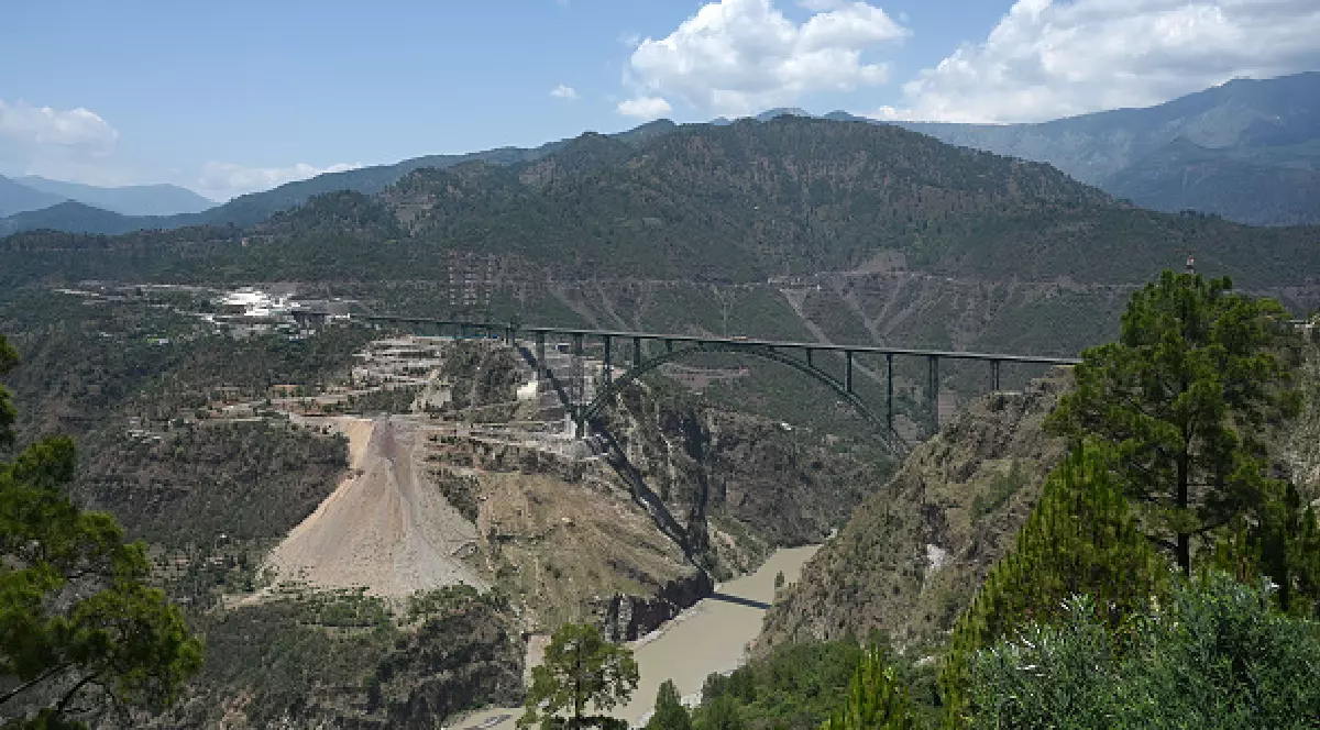 Cel mai înalt pod arc de cale ferată peste râul Chenab. A fost inaugurat de către premierul Modi pe 5 iunie 2025 în Reasi, India.